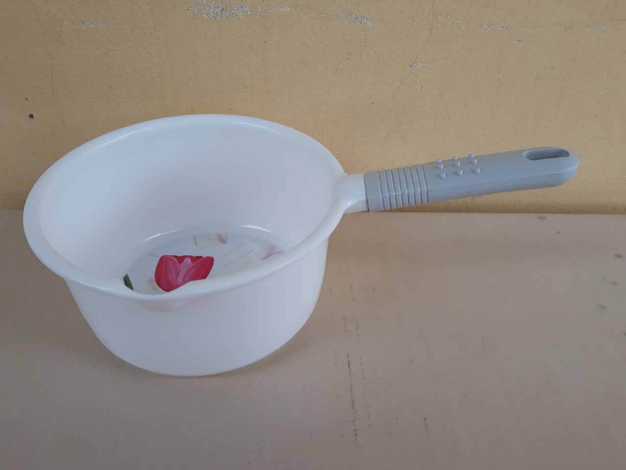 Ca nhựa múc nước cán dài hoa Bontanica (18x9cm), Mã số: TL5701